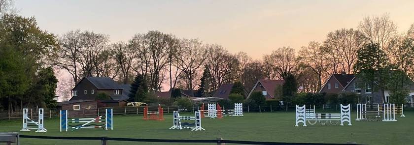 Brestige outdoor reitplatz bei Sonnenuntergang